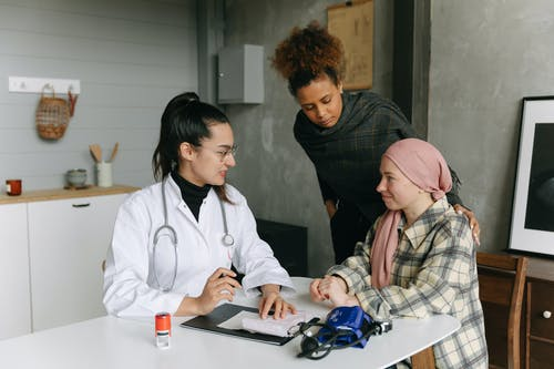 Lung cancer patient having a discussion with the doctor