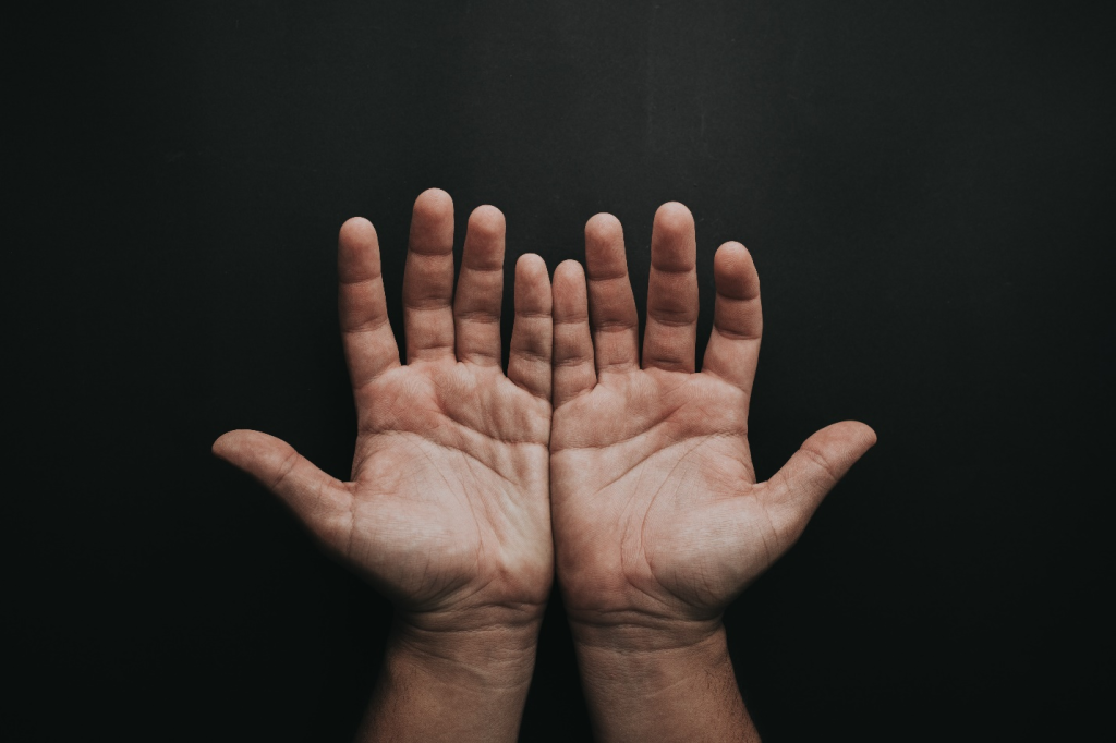 a person with arthritis of the hands